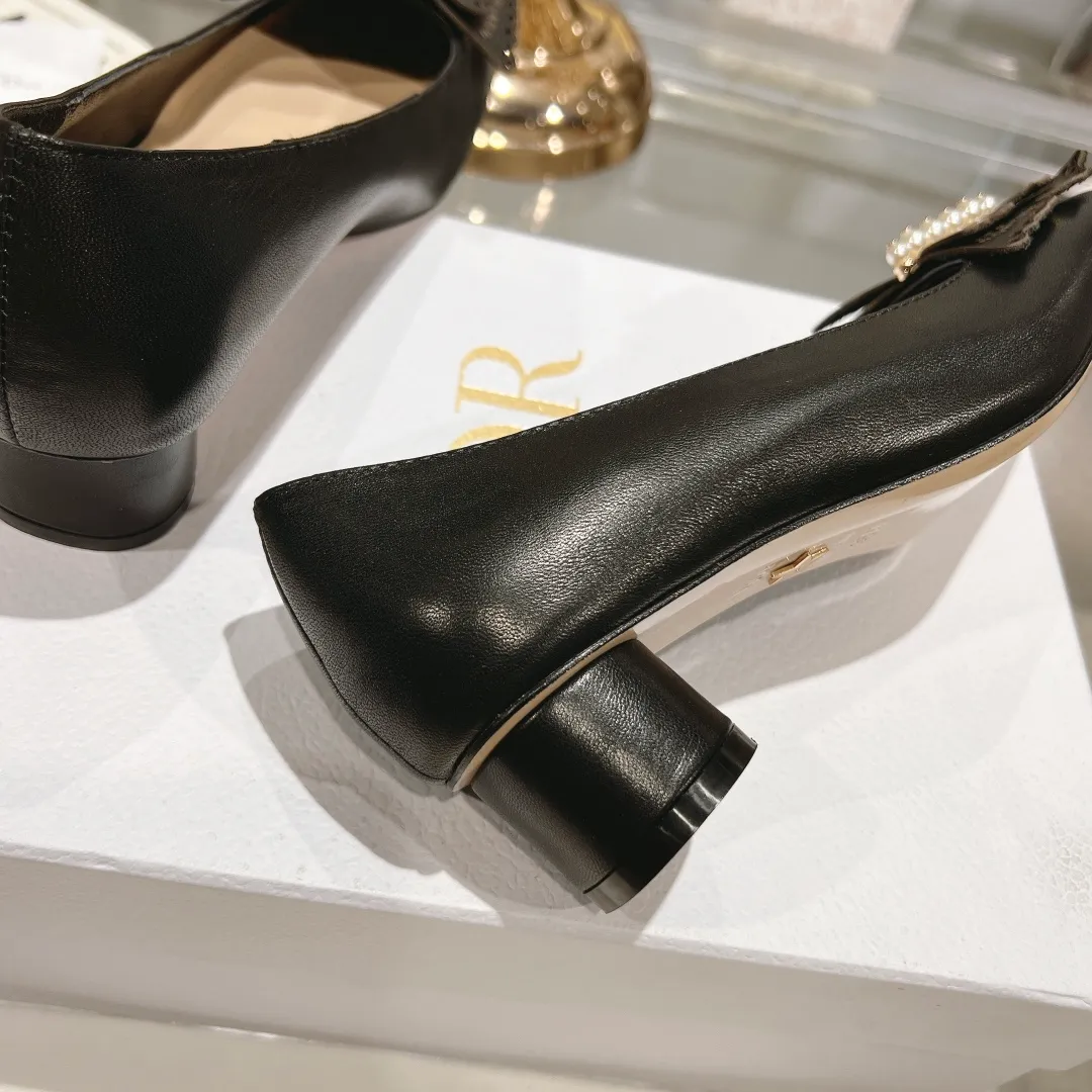 👟👟Ex-factory price 560👟👟 2024 early spring new style ◼️Dior ◼️Dior spring and summer latest fashion show haute couture series sandals Bow Mary Jane ——— Ldylle retro Roman style doll women's sandals CD pearl five metal buckle bow low-heeled women's single shoes Original development top high-end version Material: imported cow patent leather upper + water-dyed sheepskin lining + original molded pearl buckle + Italian genuine leather outsole Size: 34-40 (34.40. Customization is non-refundable and non-exchangeable) Heel height: 4.5cm 8.5cm